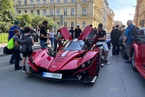 Jako vetřelec z budoucnosti. Top Gear natáčí hypersporty Praga Bohema mezi veterány