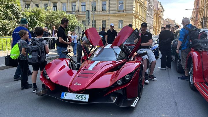 Jako vetřelec z budoucnosti. Top Gear natáčí hypersporty Praga Bohema mezi veterány