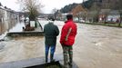 Muži v Nismes sledují hladinu řeky Eau-Noire, která se rozlila po nábřeží.