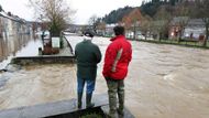 Muži v Nismes sledují hladinu řeky Eau-Noire, která se rozlila po nábřeží.