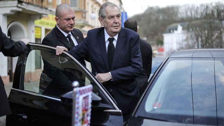Přibral osm kilogramů, naslouchátko nepotřebuje. Jsem úplně zdravý, řekl Zeman