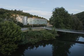 Nádhera. Ve starém kamenolomu vznikla nová bytovka, architekti vsadili na přírodu