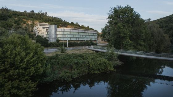 Nádhera. Ve starém kamenolomu vznikla nová bytovka, architekti vsadili na přírodu