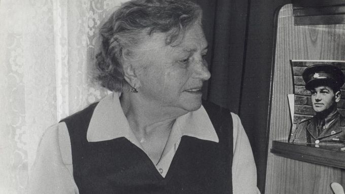 Marie Žilanová-Knaislová s fotografií Jana Kubiše, na něhož nikdy nezapomněla.