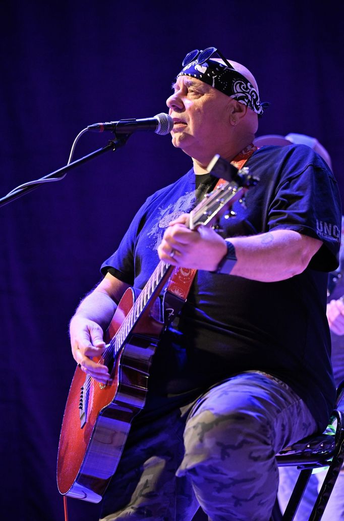 Zpěvák a kytarista skupiny Fleret Zdeněk Hrachový.