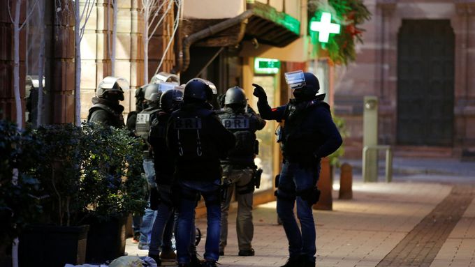 Video: Ozbrojený útočník zastřelil ve Štrasburku dva lidi a další zranil