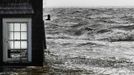 RNPS IMAGES OF THE YEAR 2012 - Water pushed up by Hurricane Sandy splashes into the window of a building standing by the shore in Bellport, New York, October 30, 2012. Millions of people across the eastern United States awoke on Tuesday to scenes of destruction wrought by monster storm Sandy, which knocked out power to huge swathes of the nation's most densely populated region, swamped New York's subway system and submerged streets in Manhattan's financial district. REUTERS/Lucas Jackson (UNITED STATES - Tags: ENVIRONMENT DISASTER) Published: Pro. 4, 2012, 1:12 dop.