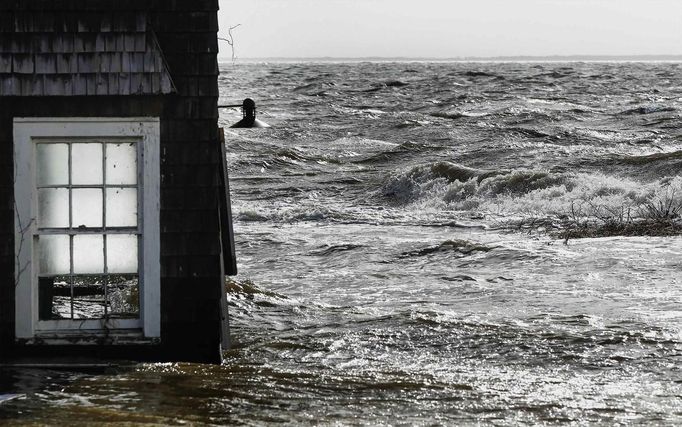 RNPS IMAGES OF THE YEAR 2012 - Water pushed up by Hurricane Sandy splashes into the window of a building standing by the shore in Bellport, New York, October 30, 2012. Millions of people across the eastern United States awoke on Tuesday to scenes of destruction wrought by monster storm Sandy, which knocked out power to huge swathes of the nation's most densely populated region, swamped New York's subway system and submerged streets in Manhattan's financial district. REUTERS/Lucas Jackson (UNITED STATES - Tags: ENVIRONMENT DISASTER) Published: Pro. 4, 2012, 1:12 dop.