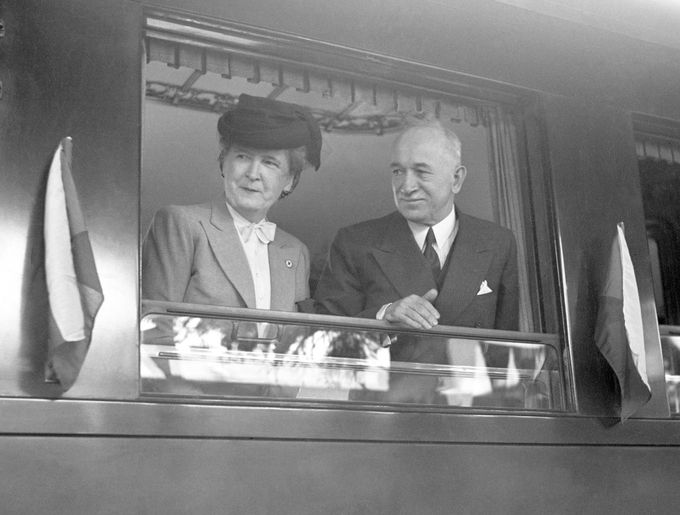 Hana Benešová s manželem, prezidentem Edvardem Benešem, v okně prezidentského vlaku během jejich návratu z londýnského exilu na cestě z Brna do Prahy, 16. května 1945.