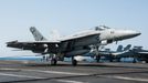 F/A-18F Super Hornet z 31. bombardovací letky přistává na letadlové lodi USS George H. W. Bush.