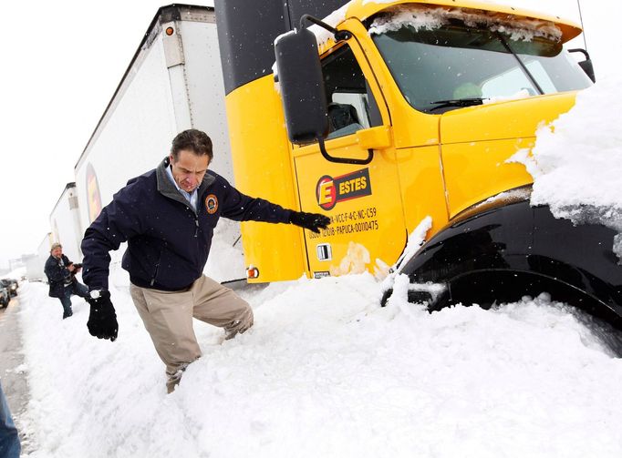 Newyorský guvernér Andrew Cuomo se jel osobně podívat na situaci na dálnici I-190 West Seneca, New York.