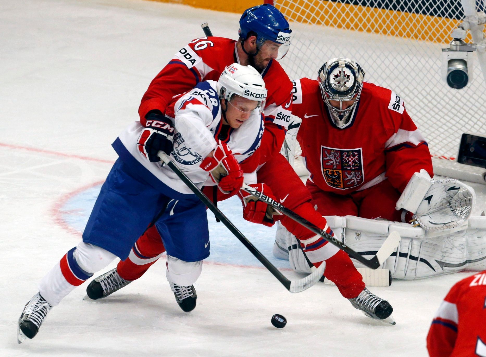 Hokej, MS 2013: Česko - Norsko: Petr Čáslava a Ondřej Pavelec - Niklas Roest