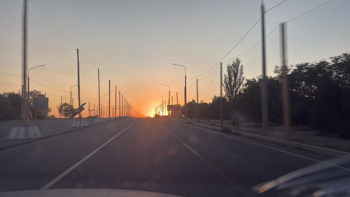 Do Chersonu jsme dorazili po několik desítek kilometrů dlouhém dálničním úseku, který je před ruskými drony chráněn sítěmi.