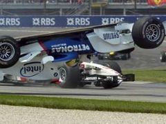 Nick Heidfeld se se svým vozem BMW-Sauber krátce po startu GP USA ocitl ve vzduchu.