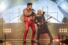 Zpěvák Adam Lambert s kytaristou Brianem Mayem na pražském koncertu v O2 areně.