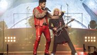 Zpěvák Adam Lambert s kytaristou Brianem Mayem na pražském koncertu v O2 areně.