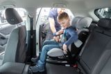 V sedačkách pro největší děti se k poutání využívají bezpečnostní pásy auta.