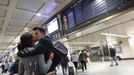 A couple kisses good bye before the last train to Long Island departs Penn Station in New York October 28, 2012. Authorities shut transit systems and ordered some evacuations as tens of millions of people on the East Coast braced for Hurricane Sandy, a gigantic storm forecast to deliver battering winds, dangerous flooding and even heavy snowfall. REUTERS/Brendan McDermid (UNITED STATES - Tags: DISASTER ENVIRONMENT TRANSPORT) Published: Říj. 29, 2012, 12:43 dop.