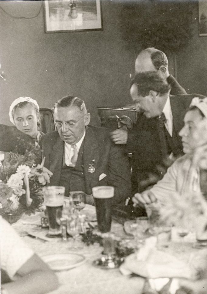 Starosta Chicaga Antonín Čermák na obědě v restauraci turistické chaty na Kožové hoře u Kladna, 10. 8. 1932.