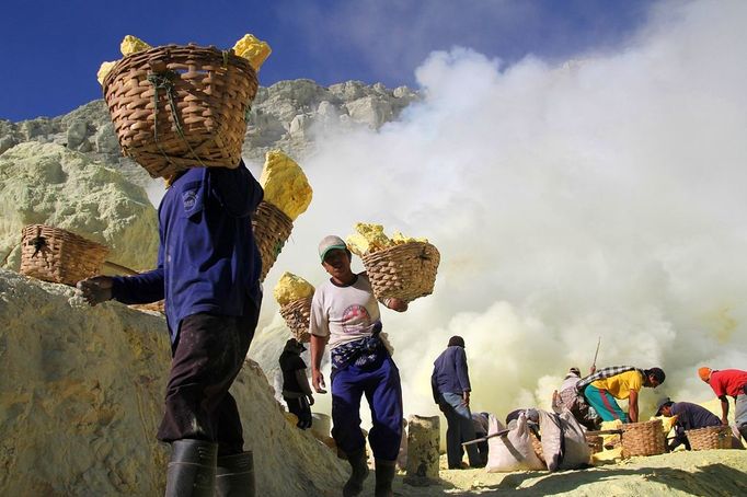 Sulfur miners risk health on Mount Ijen Sulfur miners risk health on Mount Ijen Jakarta, Indonesia. 24th October 2012 -- The miners collect sulfur on Mt. Kawah Ijen. -- O