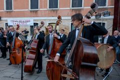 Orchestr benátské opery stávkoval, místo do divadla šel hrát na ulici