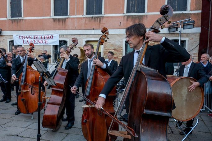 Orchestr benátského divadla La Fenice protestoval proti nové dirigentce Beatrice Venezi. Hrál na ulici.