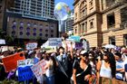 Páteční demonstrace začaly na východní polokouli, tedy v Austrálii.