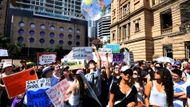 Páteční demonstrace začaly na východní polokouli, tedy v Austrálii.