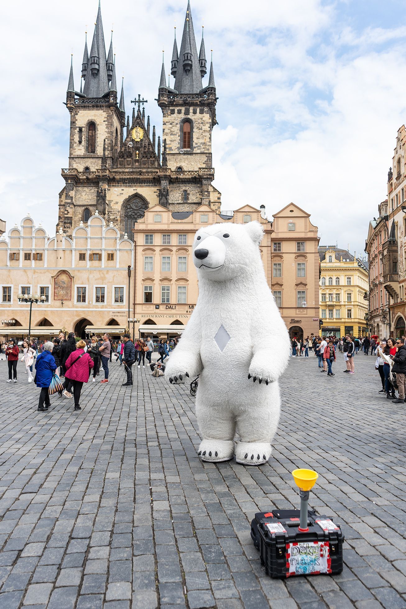 Praha chce zakázat obří masky medvědů, pand a goril
