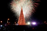 Ohňostroj u obřího vánočního stromu ve městě v jednom z filipínských měst.