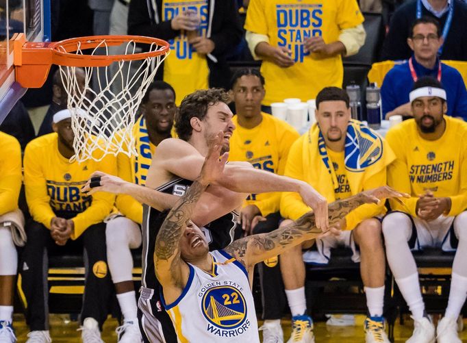 Pau Gasol ze San Antonia fauluje Matta Barnese, hvězdu Golden State Warriors