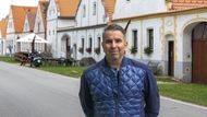 Právě bezohledné parkování považuje místní starosta Jan Jílek za jeden z největších problémů, které zájem turistů přináší do Holašovic.