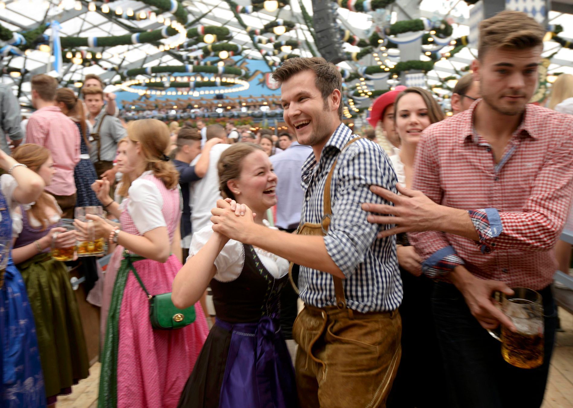 Dvojice v tradičním kroji tančící na Oktoberfestu v Mnichově.