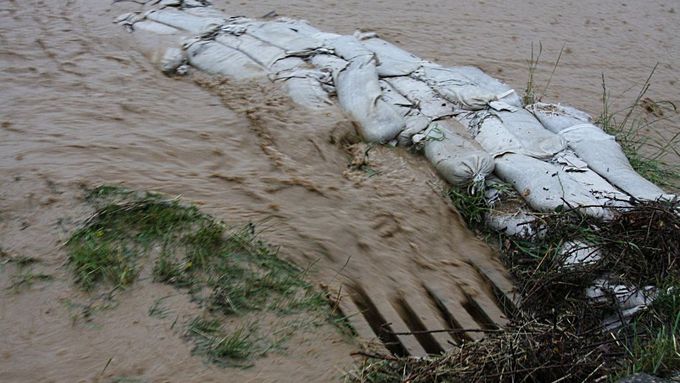 Kanalizace a protipovodňové zátarasy se ve Štípě snaží odolat přívalům vody
