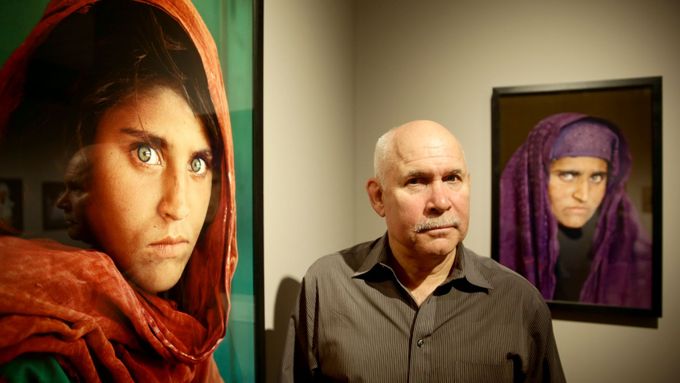 Fotograf Steve McCurry s portréty "Afghánské dívky", které od sebe dělí téměř 20 let.