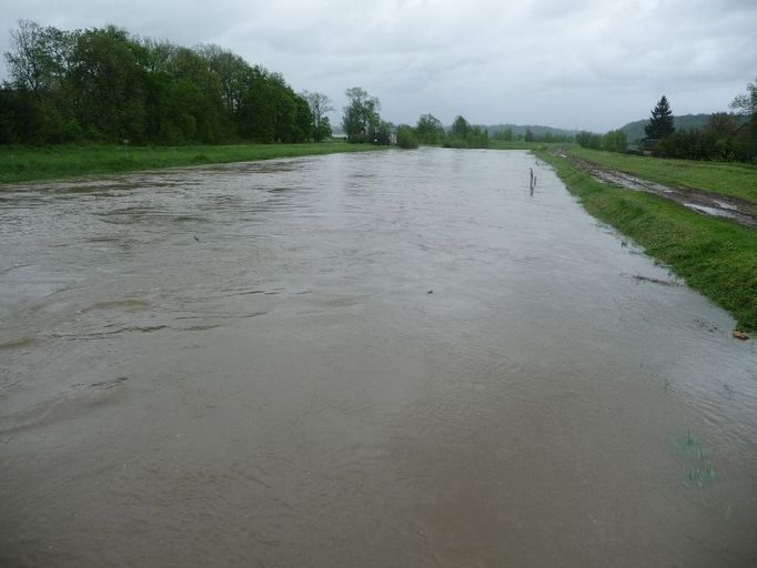 Řeka Opava v úseku Jilešovice.