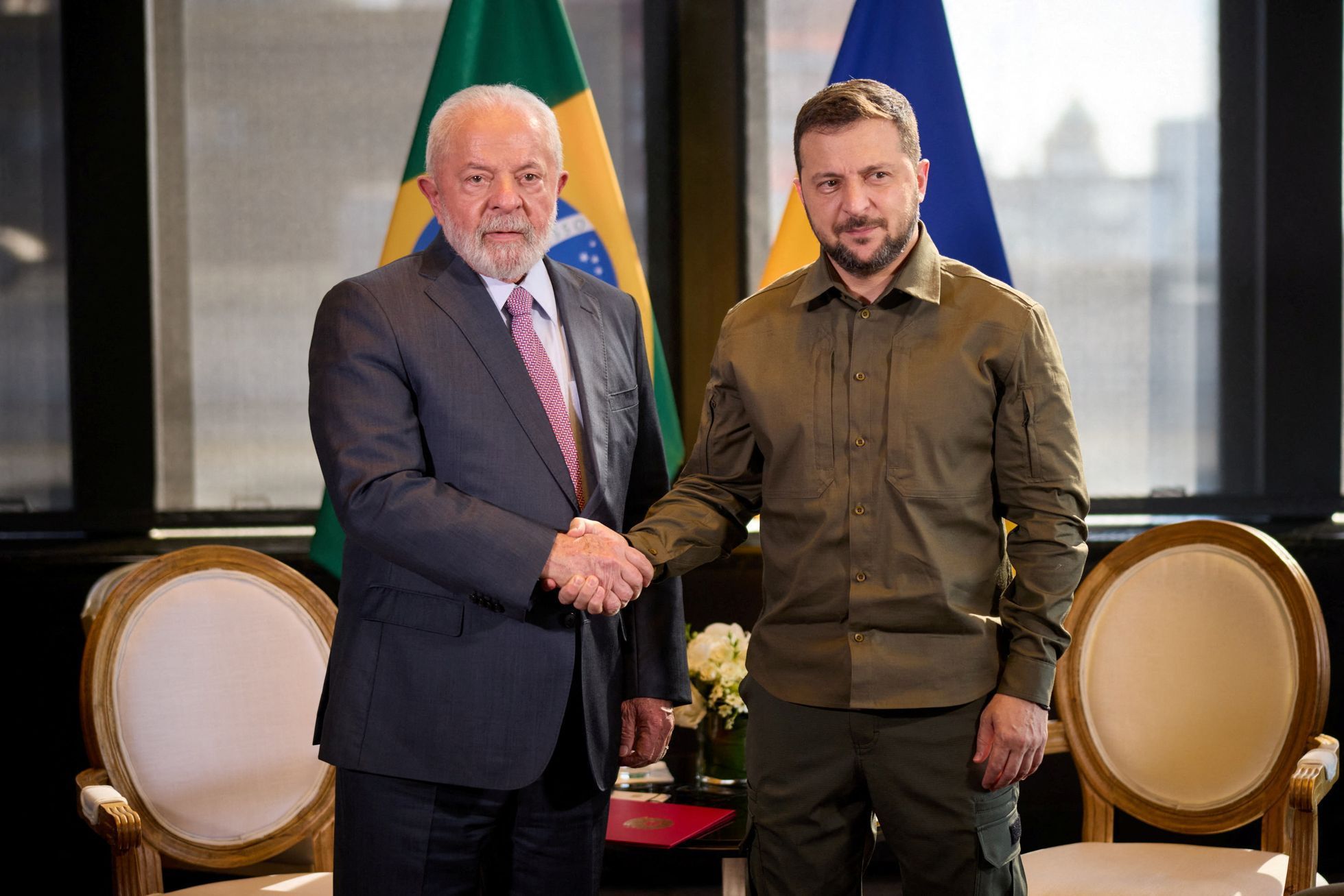 Ukrajinský prezident Volodymyr Zelenskyj se sešel v OSN v New Yorku s brazilským prezidentem Lulou da Silvou. Ten v minulosti řekl, že se neodvažuje soudit, komu patří Krym.