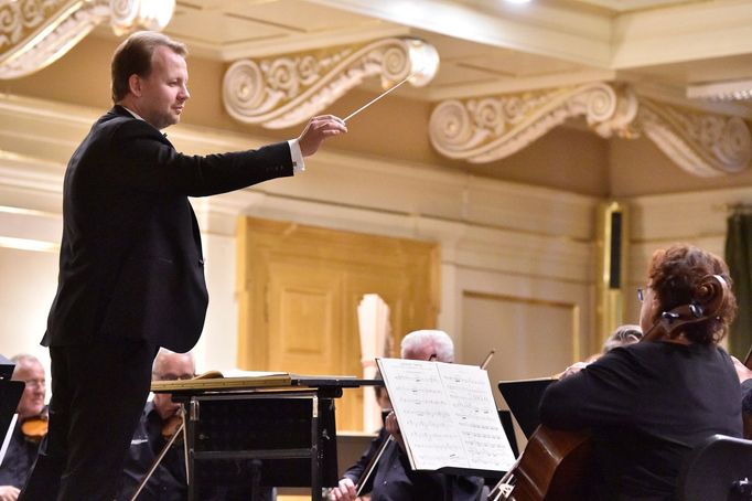 Vlevo je dirigent Robert Kružík.