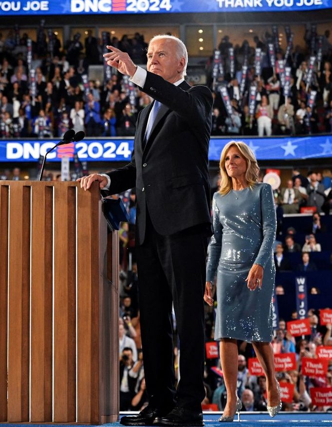 Prezident Joe Biden a manželkou Jill na sjezdu Demokratické strany v Chicagu.