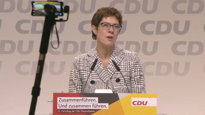 Volbu přijímám a děkuji za důvěru, vzkázala nová předsedkyně CDU Krampová-Karrenbauerová