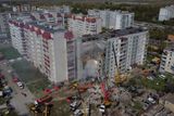 Nejméně třiadvacet životů civilních obyvatel si vyžádal ruský útok na Umaň ve střední části Ukrajiny, kde v pátek nad ránem střela zasáhla panelový dům.