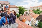 Také Český Krumlov (2018) zná klasický problém selfie destinací. Turisté přijedou autobusy, vystoupí, vyfotí se, nechají ve městě odpadky a odjedou, aniž by toho příliš utratili.