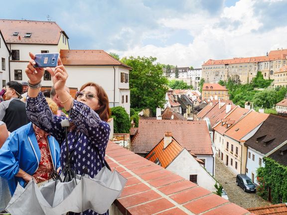 Problémy s turisty, kteří si přijedou jen udělat fotku a pak zmizí, se setkává například i Český Krumlov.