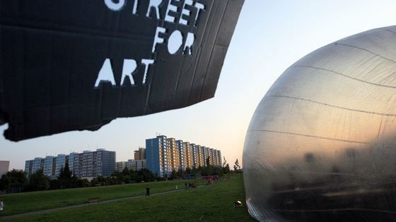 Obří bublina mezi paneláky. Podívejte se dovnitř