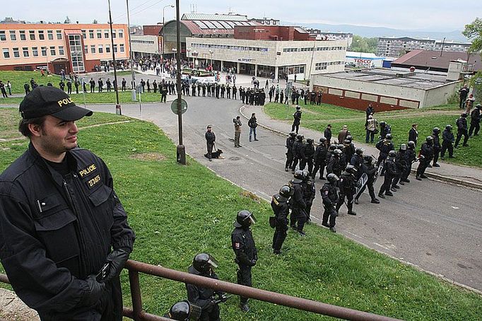 Policie oba tábory drží v bezpečné vzdálenosti