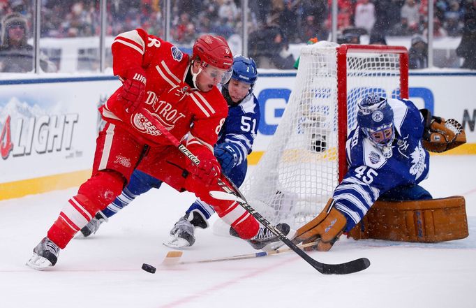 NHL Winter Classic, Detroit-Toronto: Justin Abdelkader (8) - Jonathan Bernier (45) a Jake Gardiner (51)