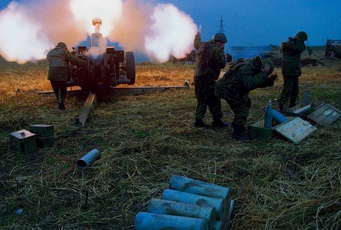 Ruská armáda pálí z dělostřelectva na pozice čečenských povstalců během druhé čečenské války, rok 2000.