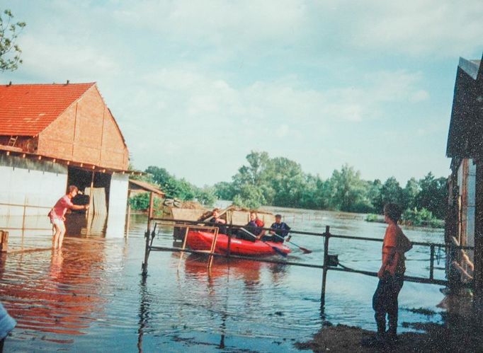 Archivní snímek z povodní v roce 1997, které postihly třetinu země, nejvíce Moravu a východní Čechy.