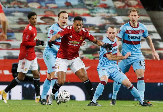 Osmifinále FA Cupu 2021, Manchester United - West Ham: Anthony Martial proti Vladimíru Coufalovi.