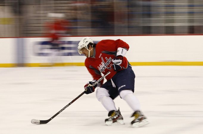 Alex Ovečkin v plné rychlosti. Začíná trénink Washington Capitals před sérií s New York Rangers